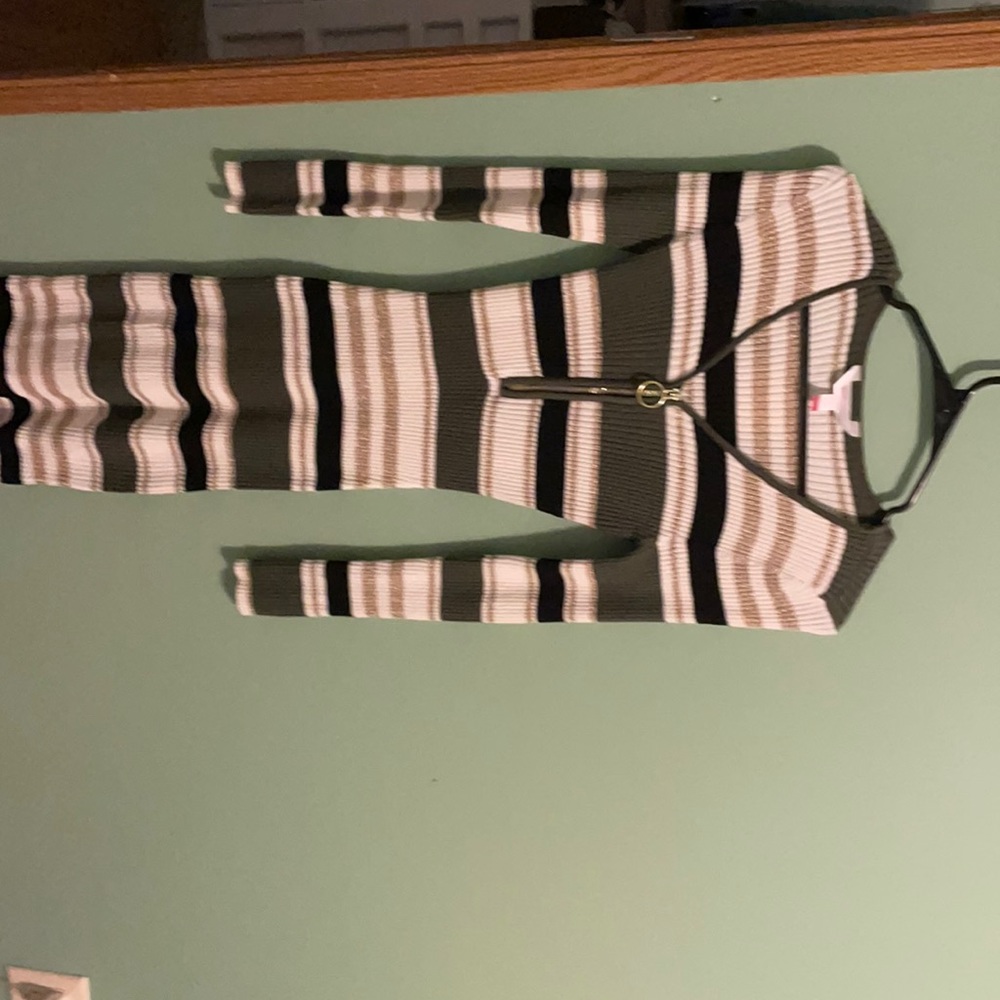 White,Black,Gold dress. Zipper on front. Long sleeve.